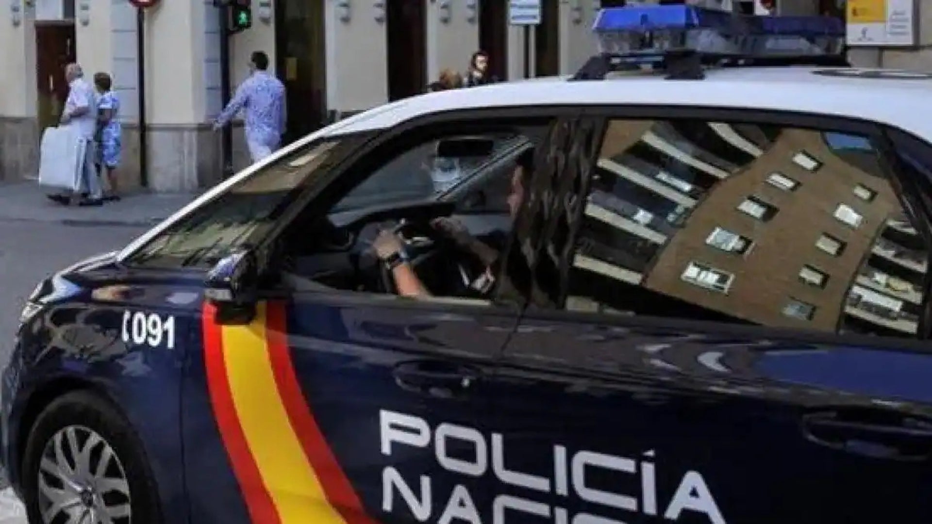 thief-disguised-as-darth-vader-stabs-man-and-robs-him-of-80-000-euros